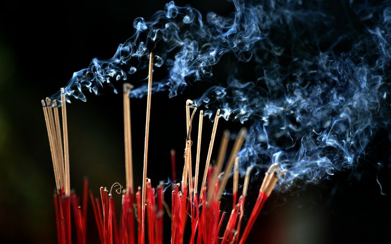 Vì sao cần thắp hương 100 ngày sau khi bốc bát hương mới